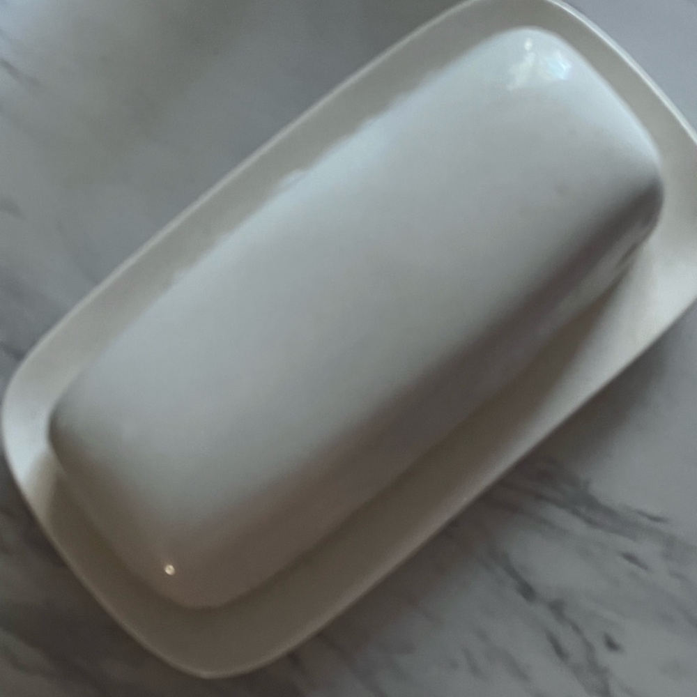 TABLETOPS FRUIT DE BLANC COVERED BUTTER DISH WHITE